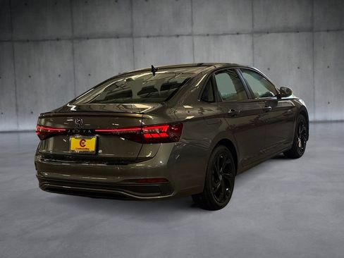 Used 2025 Volkswagen Jetta SE FWD image 5