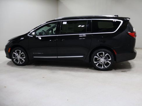 New 2026 Chrysler Pacifica Pinnacle w/ Trailer Tow Group image 4