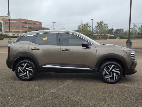 Used 2026 Nissan Kicks SV image 3