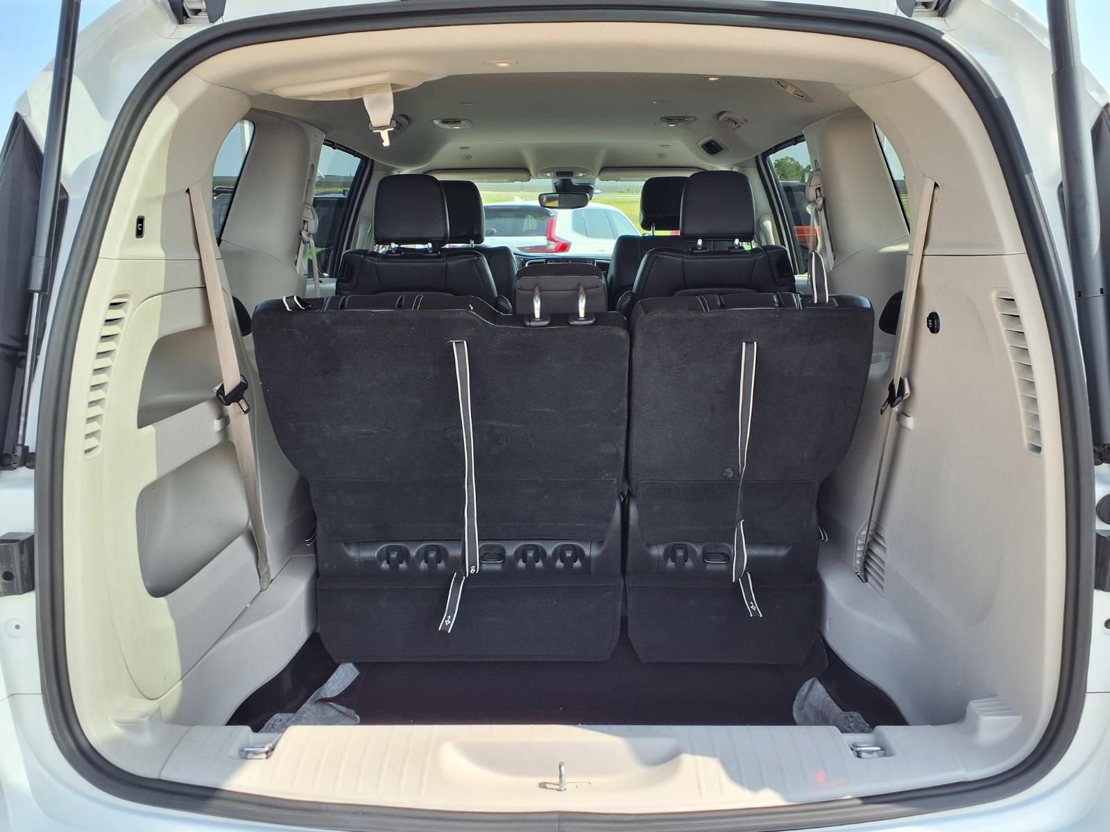 Used 2024 Chrysler Pacifica Touring-L FWD image 5