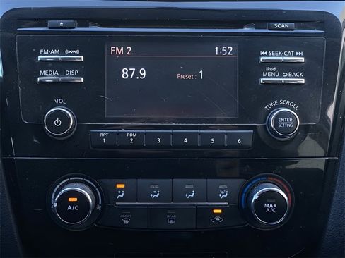 Used 2018 Nissan Rogue Sport S image 11