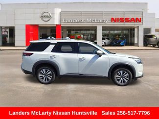 Used 2022 Nissan Pathfinder SL FWD video 2