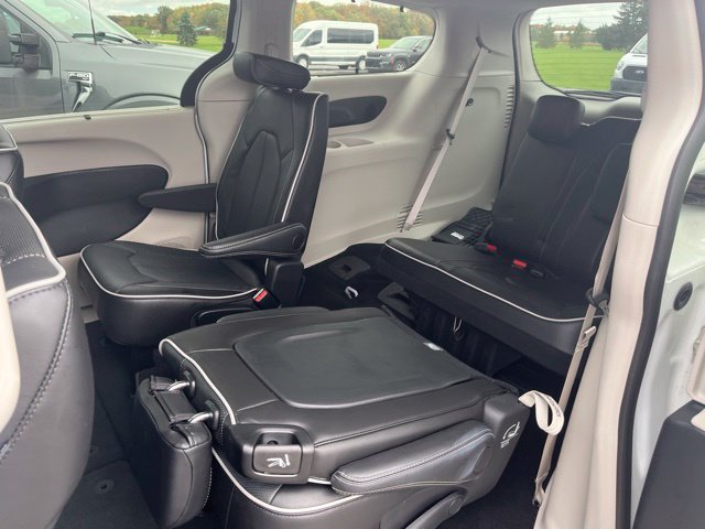 Used 2024 Chrysler Pacifica Limited AWD/4WD image 6
