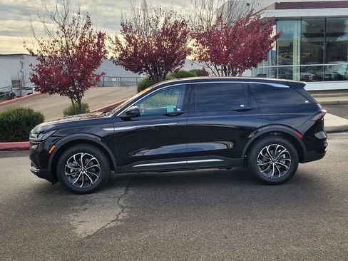 Used 2025 Lincoln Nautilus Premier image 7