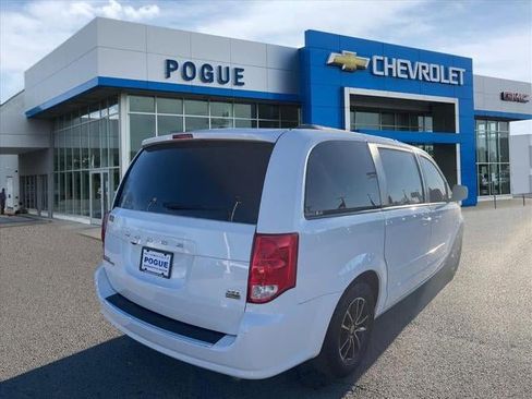 Used 2017 Dodge Grand Caravan GT image 2