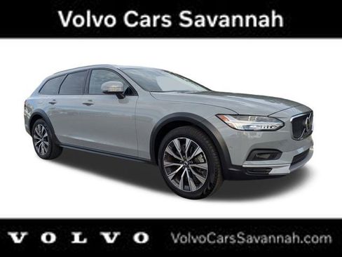 Used 2024 Volvo V90 B6 Cross Country Plus image 2