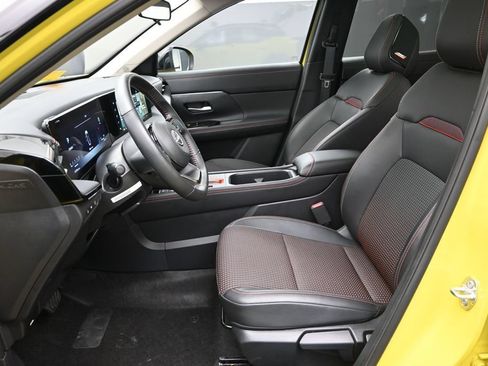 Used 2025 Nissan Kicks SR w/ SR Premium Package FWD image 20