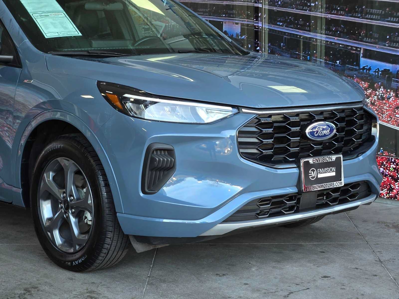 Used 2023 Ford Escape ST-Line w/ Tech Pack #1 AWD/4WD image 2