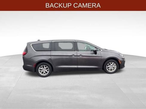 Used 2023 Chrysler Pacifica Touring-L image 8