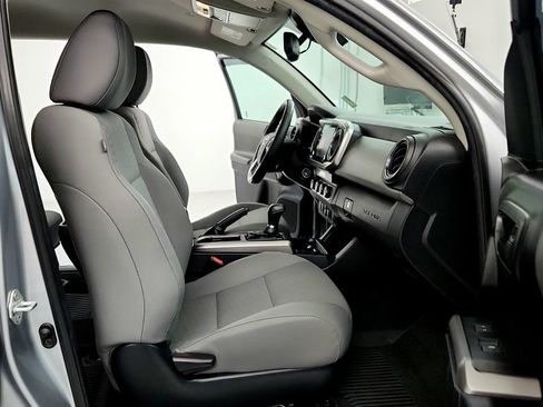 Certified 2022 Toyota Tacoma SR5 AWD/4WD image 17