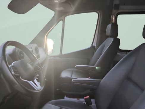 Used 2021 Freightliner Sprinter 2500 image 8