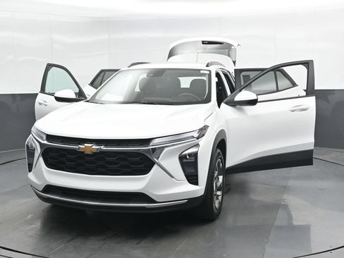 Used 2025 Chevrolet Trax LT FWD image 46