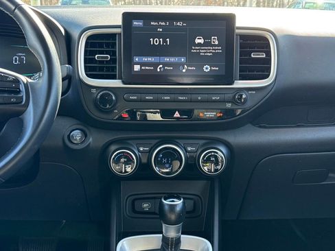 Used 2024 Hyundai Venue SEL image 24