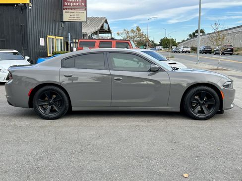 Used 2018 Dodge Charger SXT Plus RWD image 5