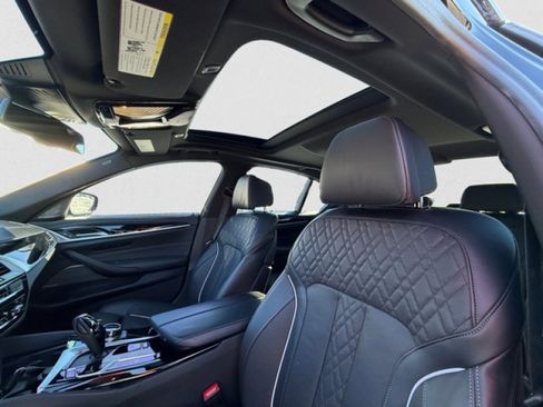 Used 2022 BMW M550i xDrive w/ Dynamic Handling Package image 12