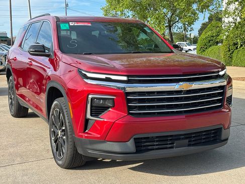 Used 2025 Chevrolet Traverse LT w/ Sun and Wheel Package FWD image 1
