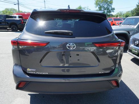 Used 2021 Toyota Highlander XLE AWD/4WD image 7