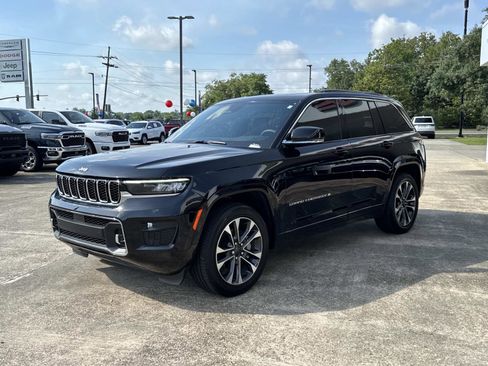 Used 2025 Jeep Grand Cherokee Overland w/ Luxury Tech Group IV AWD/4WD image 3