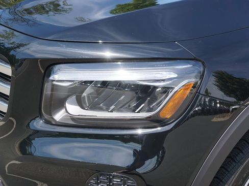 New 2025 Mercedes-Benz GLB 250 4MATIC image 11