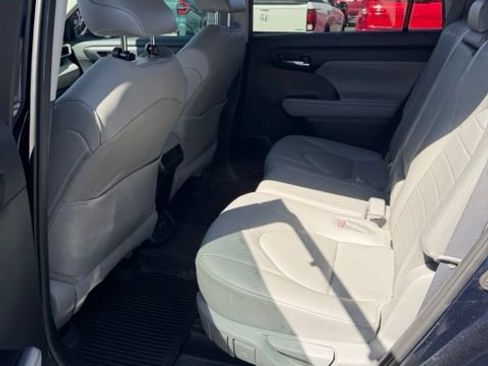 Used 2020 Toyota Highlander XLE AWD/4WD image 10