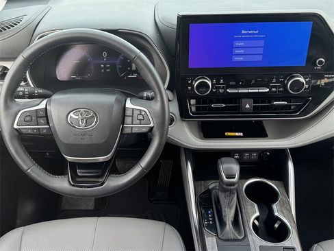 Used 2024 Toyota Highlander Limited image 12