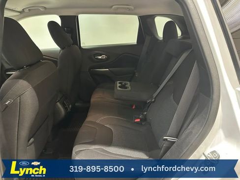 Used 2019 Jeep Cherokee Latitude w/ Cold Weather Group image 12