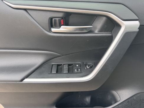 Used 2021 Toyota RAV4 XLE image 9