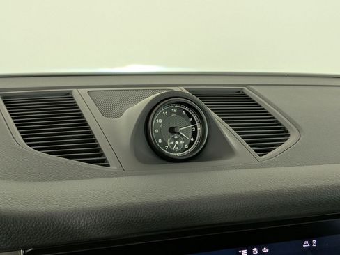 Certified 2025 Porsche Macan AWD/4WD image 28