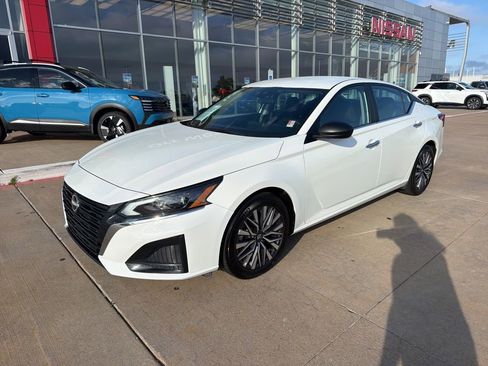 Used 2025 Nissan Altima 2.5 SV image 1