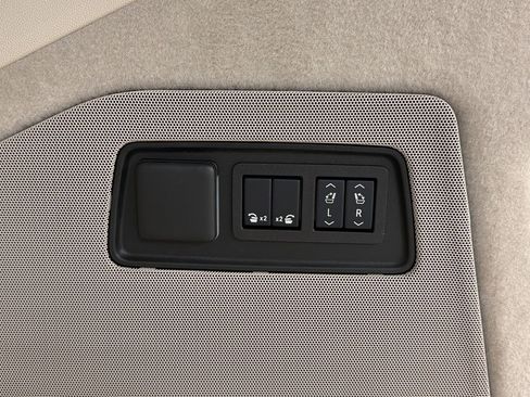 Used 2026 Cadillac Escalade Platinum Sport AWD/4WD image 19