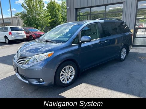 Used 2017 Toyota Sienna XLE Premium FWD image 9