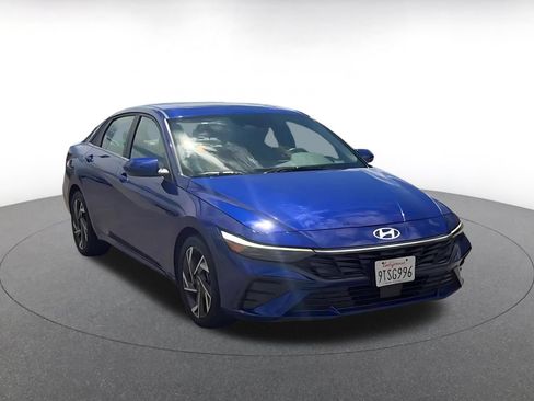Used 2025 Hyundai Elantra SEL FWD image 2