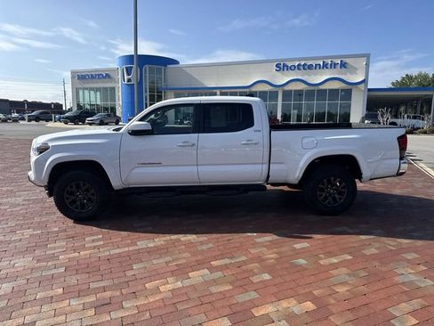 Used 2022 Toyota Tacoma SR5 AWD/4WD image 3