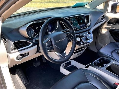 Used 2023 Chrysler Pacifica Touring-L FWD image 16
