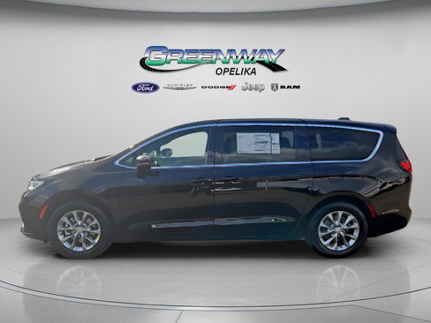 New 2026 Chrysler Pacifica Limited image 5