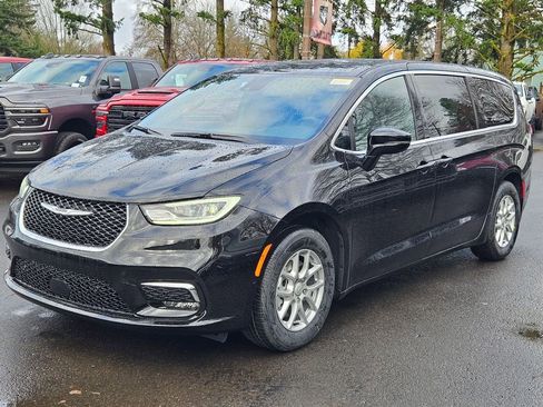 New 2026 Chrysler Pacifica Select image 3