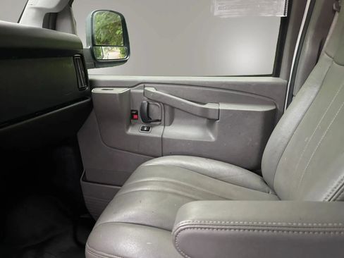 Used 2017 Chevrolet Express 2500 RWD image 8