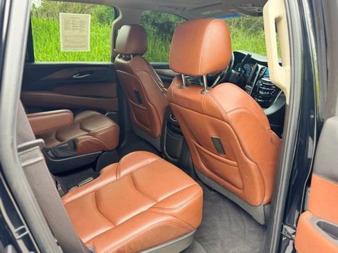 Used 2017 Cadillac Escalade Premium Luxury w/ LPO, Radiant Package AWD/4WD image 17