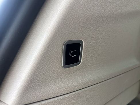 Used 2023 Chrysler Pacifica Touring-L FWD image 18