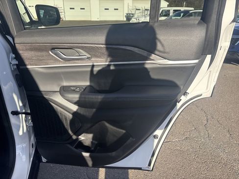 Used 2023 Jeep Grand Cherokee Limited image 16