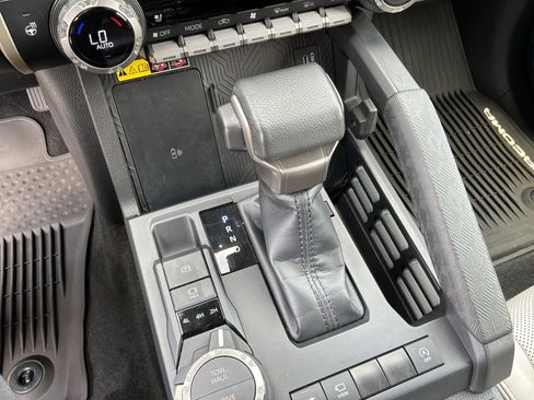 Used 2024 Toyota Tacoma Limited w/ Limited Package (LT) AWD/4WD image 26