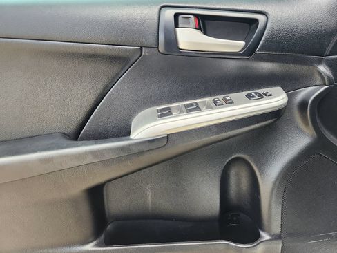 Used 2014 Toyota Camry SE w/ Moonroof Package FWD image 22