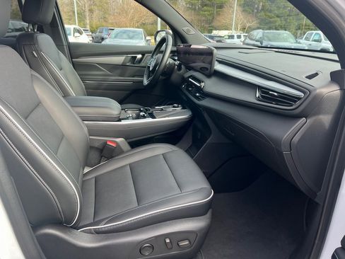 Used 2025 Buick Enclave Preferred image 11