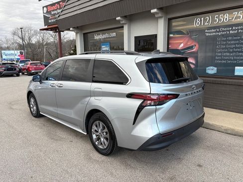 Used 2022 Toyota Sienna XLE image 3