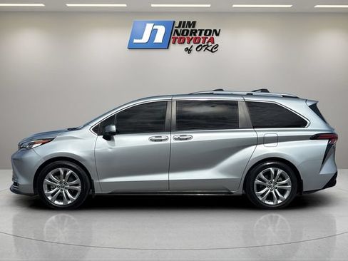 Used 2023 Toyota Sienna Platinum FWD image 8