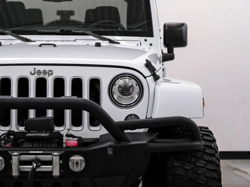 Used 2018 Jeep Wrangler Sahara w/ Connectivity Group AWD/4WD image 39