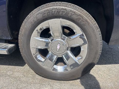 Used 2019 Chevrolet Tahoe LT w/ LT Signature Package AWD/4WD image 17