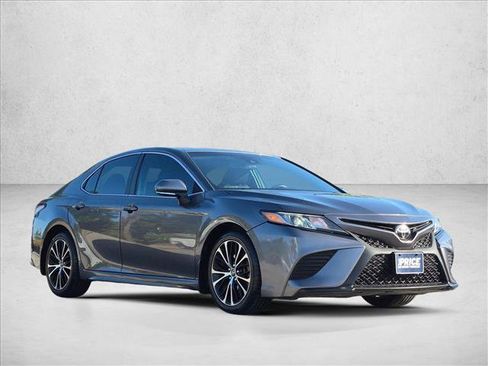 Used 2018 Toyota Camry SE w/ Convenience Package FWD image 3