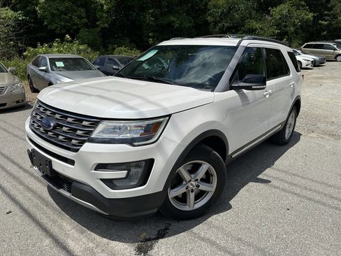 Used 2017 Ford Explorer XLT w/ Equipment Group 202A AWD/4WD image 2