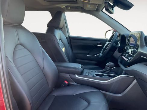 Used 2024 Toyota Highlander XLE image 13